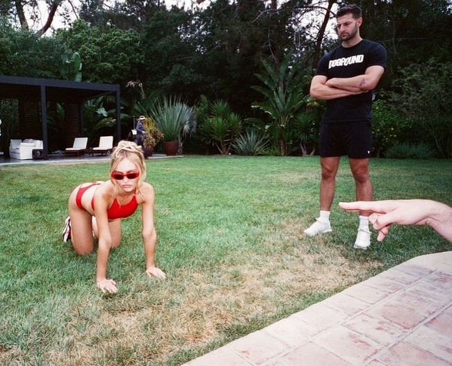 Diakui Lily-Rose bahwa syuting The Idol merupakan perjalanan yang liar. Terima kasih kepada Sam dan Abel untuk perjalanan paling liar dan indah dalam hidupku, kata anak sulung Johnny Depp tersebut. Foto: Instagram Lily-Rose Depp