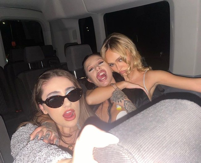 Semoga hanya ada satu musim. Kamu dan Jennie berhak atas proyek yang lebih baik. The Weeknd harusnya bermusik saja, Acara jelek sekali, aku harap tidak ada lagi, Kamu berhak lebih baik, acara ini sangat menyiksa dan sejujur aku tahu kamu sedang membela diri, tulis netizen.  Foto: Instagram Lily-Rose Depp