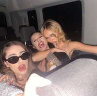 Semoga hanya ada satu musim. Kamu dan Jennie berhak atas proyek yang lebih baik. The Weeknd harusnya bermusik saja, Acara jelek sekali, aku harap tidak ada lagi, Kamu berhak lebih baik, acara ini sangat menyiksa dan sejujur aku tahu kamu sedang membela diri, tulis netizen.  Foto: Instagram Lily-Rose Depp