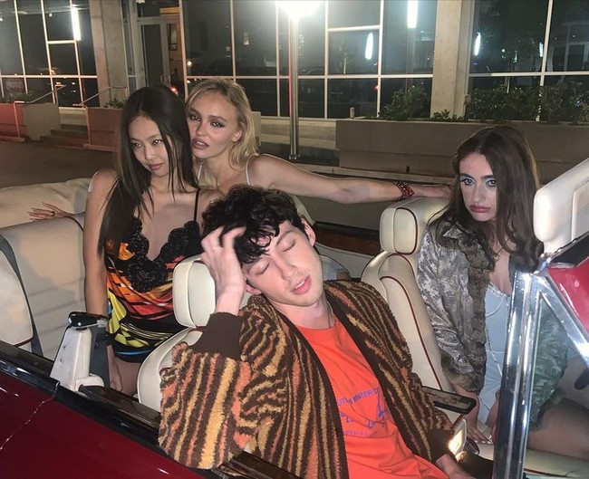 Dalam foto yang dibagikannya, Lily-Rose memang terlihat akrab dengan para pemain, termasuk Jennie Blackpink. Dan untuk keluarga Idol-ku, aku cinta kalian sampai akhir, tulis pemeran Jocelyn itu. Foto: Instagram Lily-Rose Depp