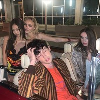 Dalam foto yang dibagikannya, Lily-Rose memang terlihat akrab dengan para pemain, termasuk Jennie Blackpink. Dan untuk keluarga Idol-ku, aku cinta kalian sampai akhir, tulis pemeran Jocelyn itu. Foto: Instagram Lily-Rose Depp