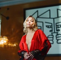 Drama The Idol dikritik karena jalan cerita dan banyaknya adegan sensual. Lily-Rose sendiri mengaku tidak masalah dan merasa nyaman menjalaninya. Aku tidak takut dengan hal itu. Aku pikir kita hidup di dunia yang sangat diseksualisasi. AKu pikir itu adalah hal yang menarik untuk dieksplor, ucapnya. Foto: Instagram Lily-Rose Depp