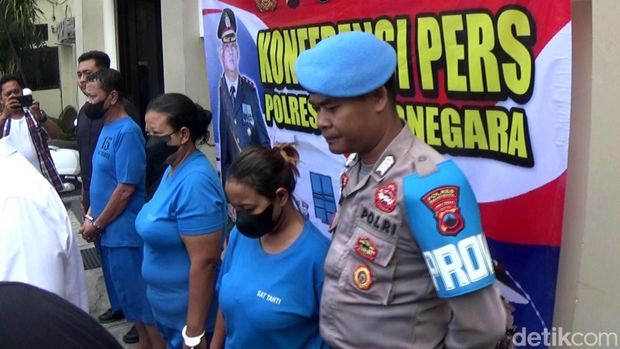 Tiga tersangka sindikat perdagangan orang atau TPPO saat dihadirkan dalam pers rilis Polres Banjarnegara, Rabu (5/7/2023).