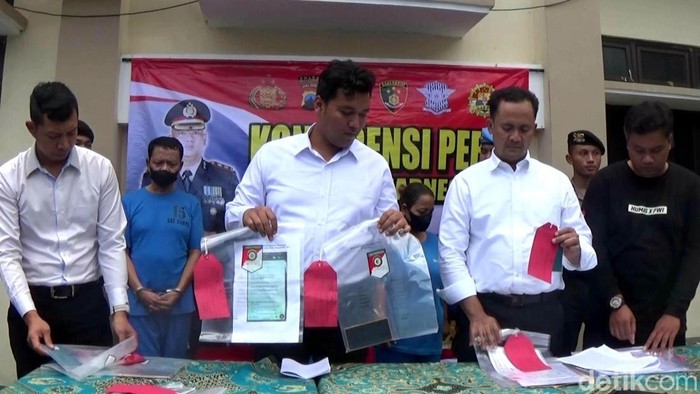 Tiga tersangka sindikat perdagangan orang atau TPPO saat dihadirkan dalam pers rilis Polres Banjarnegara, Rabu (5/7/2023).