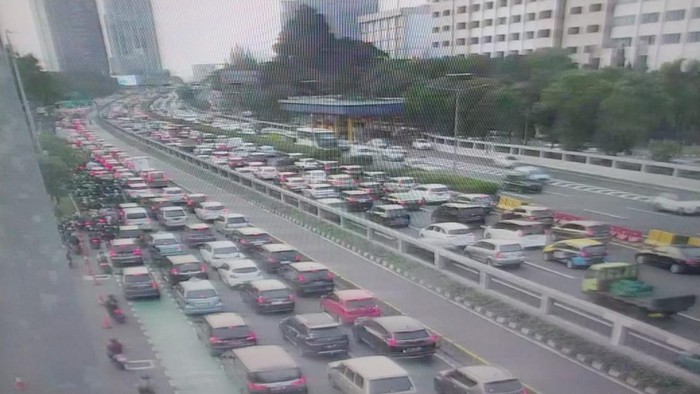 Tol Dalam Kota dan arteri Jalan Gatot Subroto, Jakarta, macet, Rabu (5/7/2023) sore.