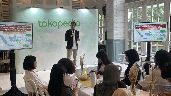 Tokopedia Fashion Week 2023 Segera Digelar Tokopedia Fashion Week 2023 segera digelar. Tokopedia menggendeng brand fashion lokal untuk bantu tumbuh kembang industri fashion tanah air.