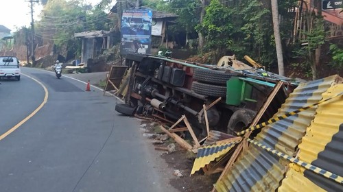 Kondisi truk bermuatan 12 ton air mineral yang terguling lantaran tidak kuat menanjak di tikungan Samsam, Kecamatan Kerambitan, pada Rabu (5/7/2023) dini hari.