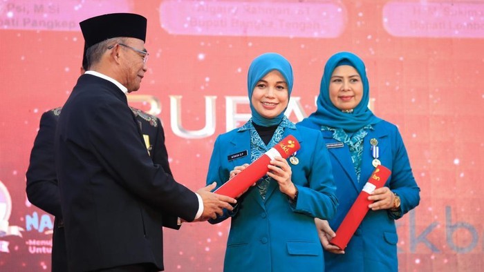 Turunkan Stunting di Jateng, Siti Atikoh Ganjar Raih Penghargaan BKKBN Ketua Tim Penggerak PKK Provinsi Jawa Tengah Siti Atikoh Ganjar Pranowo meraih penghargaan Manggala Karya Kencana (MKK) dari BKKBN.