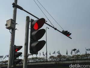 Tahun 2030 Semua Persimpangan Jakarta Pakai Lampu Merah Pintar