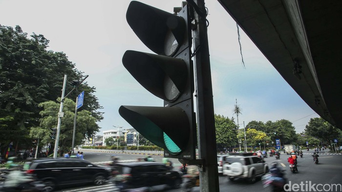 DKI telah menerapkan kecerdasan buatan atau Artificial Intelligence (AI) pada lampu merah di Jakarta. Total ada 20 titik persimpangan di DKI Jakarta yang menggunakan AI.