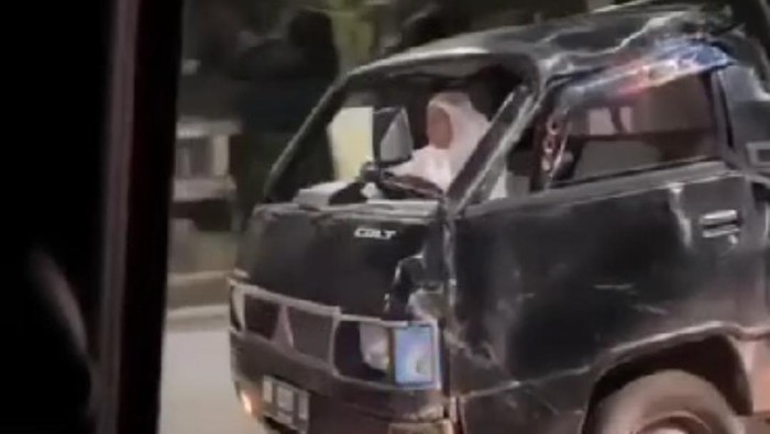 Viral emak-emak nyetir mobil ugal-ugalan tanpa kaca di Maros.