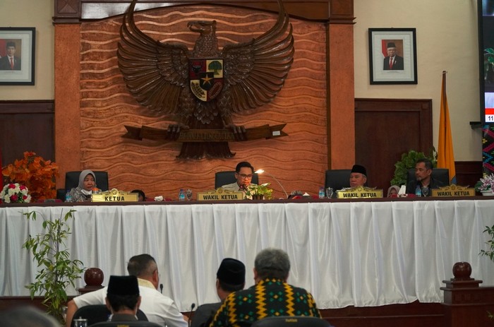 Wakil Ketua DPRD NTB Nauvar Furqani Farinduan saat memimpin rapat paripurna DPRD NTB pada Rabu (5/7/2023). Foto: Helmy Akbar / detikBali
