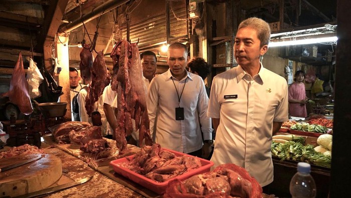 Wakil Walkot Bogor cek daging sapi yang dijual di pasar (Sholihin/detikcom)