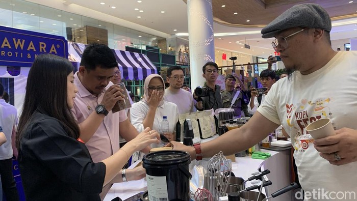 Wali Kota Medan Bobby Nasution saat kunjungi stan kopi di Kopi Fest Indonesia, Rabu (5/7/2023).