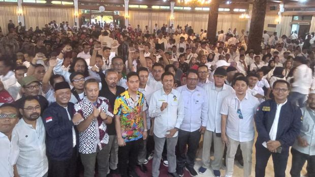 Wali Kota Solo Gibran Rakabuming Raka diteriaki wapres saat mendatangi acara konsolidasi relawan Jokowi bertajuk 'Nyawidji Tambah Bakoh, Kumpul Sedulur Jateng' di Gedung Wanita Kota Solo (dok Istimewa)