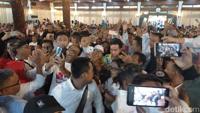 Wali Kota Solo Gibran Rakabuming Raka, mendatangi acara konsolidasi relawan Jokowi di Gedung Wanita Kota Solo, Rabu (5/7/2023).