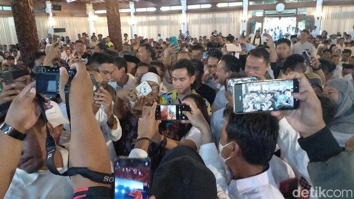 Wali Kota Solo Gibran Rakabuming Raka, mendatangi acara konsolidasi relawan Jokowi di Gedung Wanita Kota Solo, Rabu (5/7/2023).