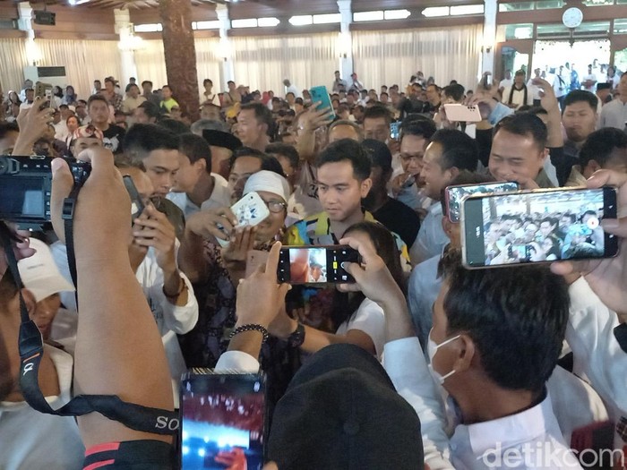 Wali Kota Solo Gibran Rakabuming Raka, mendatangi acara konsolidasi relawan Jokowi di Gedung Wanita Kota Solo, Rabu (5/7/2023).