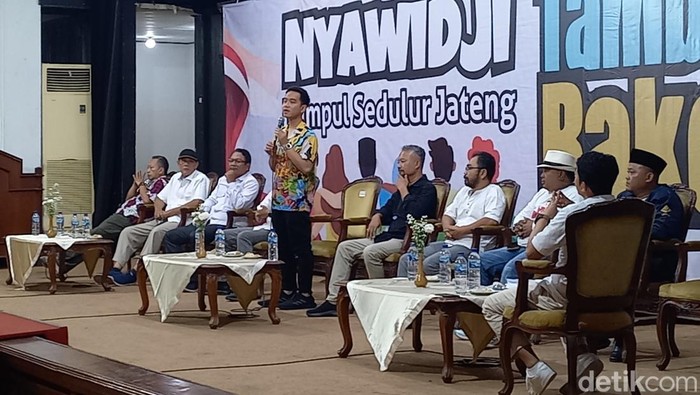 Wali Kota Solo Gibran Rakabuming Raka saat memberi sambutan di konsolidasi Relawan Jokowi di Gedung Wanita Solo, Rabu (5/7/2023).