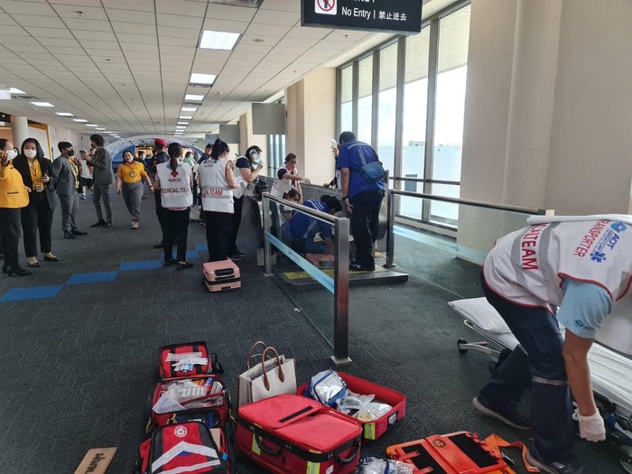 Wanita terjepit travelator di Bandara Don Mueang Thailand