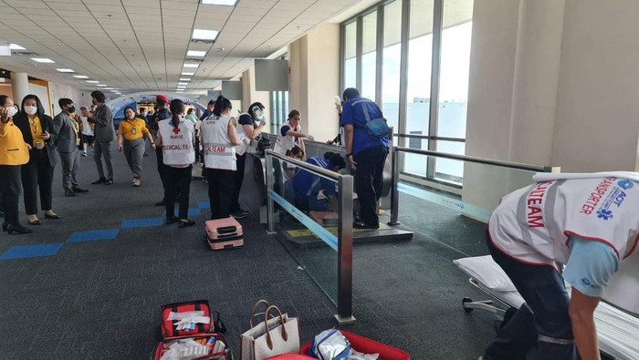 Wanita terjepit travelator di Bandara Don Mueang Thailand