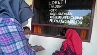 Wali Kota Serang memerintahkan stafnya untuk membantu kesulitan warga dan membuka secara transparan proses penerimaan siswa baru.  