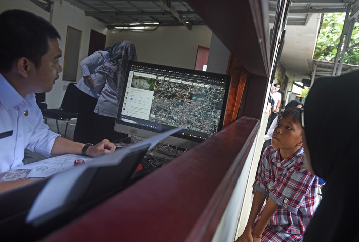 Petugas Dinas Pendidikan Kota Serang (kiri) menjelaskan prioritas jarak rumah ke sekolah saat menerima keluhan orang tua calon siswa baru (kanan) yang mengalami kesulitan saat mendaftar ke sekolah yang dituju dengan sistem zonasi di Serang, Banten, Rabu (5/7/2023). Wali Kota Serang memerintahkan stafnya untuk membantu kesulitan warga dan membuka secara transparan proses penerimaan siswa baru untuk diketahui publik secara luas untuk menghindari terjadinya kecurangan. ANTARA FOTO/Asep Fathulrahman/foc.