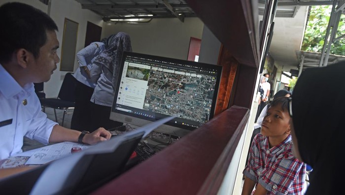 Petugas Dinas Pendidikan Kota Serang (kiri) menjelaskan prioritas jarak rumah ke sekolah saat menerima keluhan orang tua calon siswa baru (kanan) yang mengalami kesulitan saat mendaftar ke sekolah yang dituju dengan sistem zonasi di Serang, Banten, Rabu (5/7/2023). Wali Kota Serang memerintahkan stafnya untuk membantu kesulitan warga dan membuka secara transparan proses penerimaan siswa baru untuk diketahui publik secara luas untuk menghindari terjadinya kecurangan. ANTARA FOTO/Asep Fathulrahman/foc.