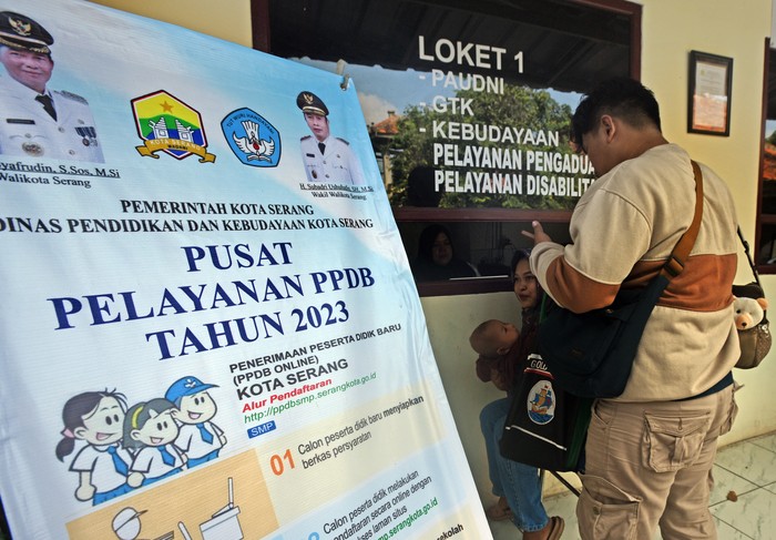 Petugas Dinas Pendidikan Kota Serang (kiri) menjelaskan prioritas jarak rumah ke sekolah saat menerima keluhan orang tua calon siswa baru (kanan) yang mengalami kesulitan saat mendaftar ke sekolah yang dituju dengan sistem zonasi di Serang, Banten, Rabu (5/7/2023). Wali Kota Serang memerintahkan stafnya untuk membantu kesulitan warga dan membuka secara transparan proses penerimaan siswa baru untuk diketahui publik secara luas untuk menghindari terjadinya kecurangan. ANTARA FOTO/Asep Fathulrahman/foc.