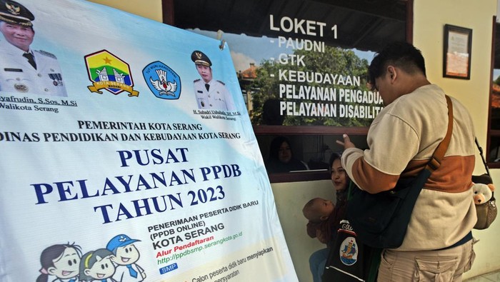 Petugas Dinas Pendidikan Kota Serang (kiri) menjelaskan prioritas jarak rumah ke sekolah saat menerima keluhan orang tua calon siswa baru (kanan) yang mengalami kesulitan saat mendaftar ke sekolah yang dituju dengan sistem zonasi di Serang, Banten, Rabu (5/7/2023). Wali Kota Serang memerintahkan stafnya untuk membantu kesulitan warga dan membuka secara transparan proses penerimaan siswa baru untuk diketahui publik secara luas untuk menghindari terjadinya kecurangan. ANTARA FOTO/Asep Fathulrahman/foc.
