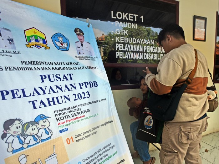 Petugas Dinas Pendidikan Kota Serang (kiri) menjelaskan prioritas jarak rumah ke sekolah saat menerima keluhan orang tua calon siswa baru (kanan) yang mengalami kesulitan saat mendaftar ke sekolah yang dituju dengan sistem zonasi di Serang, Banten, Rabu (5/7/2023). Wali Kota Serang memerintahkan stafnya untuk membantu kesulitan warga dan membuka secara transparan proses penerimaan siswa baru untuk diketahui publik secara luas untuk menghindari terjadinya kecurangan. ANTARA FOTO/Asep Fathulrahman/foc.