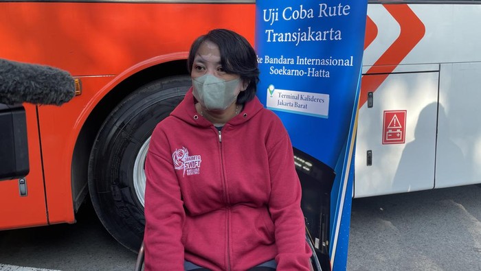 Warga, Maria Goretti (41), menjajal bus TransJakarta rute Bandara Soekarno Hatta, pada Rabu (5/7/2023).