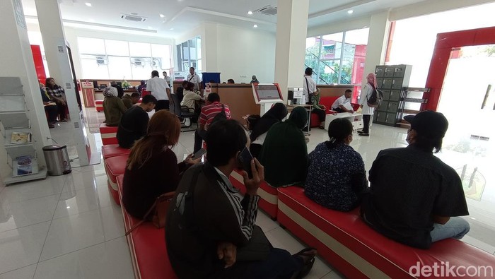 Warga mengantre pelayanan administrasi penduduk di loket Disdukcapil yang dipusatkan di Mal Pelayanan Publik (MPP) Nyawiji.
