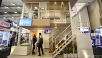 WEGE menyuguhkan produk backward off-site konstruksi ramah lingkungan yang dimilikinya yakni Modular. Mengusung Eco-friendly Future Construction, WEGE menghadirkan bangunan modular dua lantai berupa galeri edukasi dan show unit kamar pada lantai keduanya dalam nuansa elegan yang dipadukan dengan kenyamanan dan fungsionalitas. 