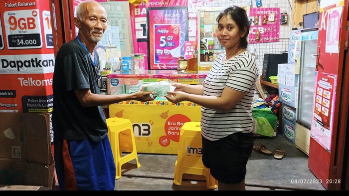 Widodo saat mengembalikan uang Rp 2 juta yang ditemukannya terbungkus plastik di Jalan Cokroaminoto, Solo, ke pemilik. Foto diunggah pada Rabu (5/7/2023).