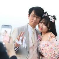 Yuki Tomoe baru-baru ini juga mengungkap soal kehidupan pernikahannya yang kerap dicibir orang-orang di sekitarnya termasuk netizen. Kata Yuki dia kerap disebut akan ditinggal meninggal duluan oleh sang suami. Dia akan ditinggal sendirian atau harus mengurus seluruh keluarganya sendirian termasuk keluarga suaminya, saat sang suami semakin menua. Foto: Dok. Twittter @_tomoe_0722