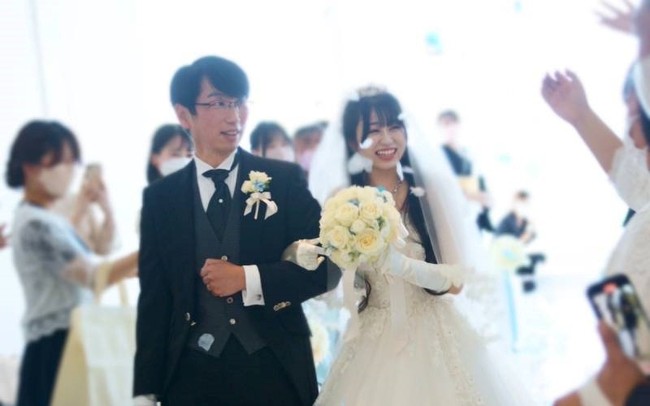 Cibiran netizen orang sekitar dan netizen itu menurut Yuki tak memengaruhi hubungannya dengan Mitsuo. “Aku menikah setelah melalui berbagai cobaan. Jadi akan sangat menyenangkan jika orang lain tidak ikut campur. Aku percaya meraih kebahagiaan ku saat ini adalah yang terpenting dalam hidup,” katanya. Foto: Dok. Twittter @_tomoe_0722