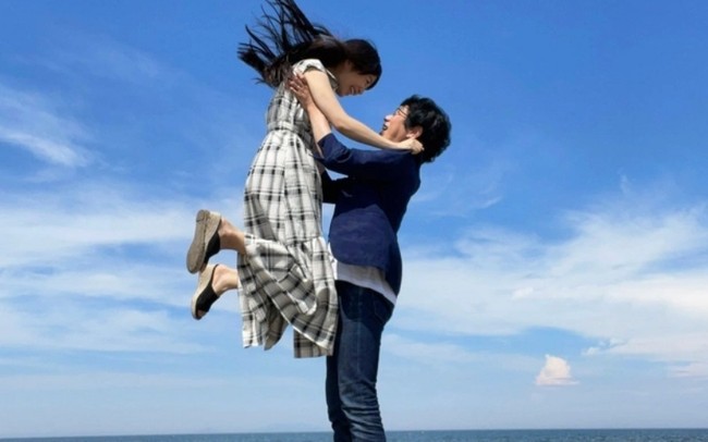 Seperti dikutip dari Nikkan Spa, Yuki Tomoe bertemu dengan pria yang kini jadi suaminya Mitsuo saat usianya baru 17 tahun. Saat itu Mitsuo berusia 44 tahun, seusia dengan ayah Yuki. Foto: Dok. Twittter @_tomoe_0722