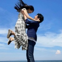 Seperti dikutip dari Nikkan Spa, Yuki Tomoe bertemu dengan pria yang kini jadi suaminya Mitsuo saat usianya baru 17 tahun. Saat itu Mitsuo berusia 44 tahun, seusia dengan ayah Yuki. Foto: Dok. Twittter @_tomoe_0722