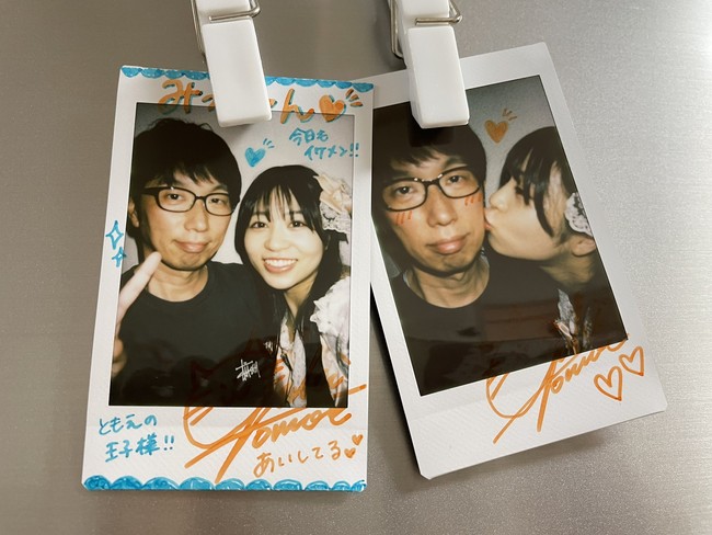 Mitsuo jatuh hati pada Yuki ketika menontonnya saat menyanyi di panggung. Pria tersebut seolah mewujudkan mimpinya jadi nyata saat Yuki menyambut baik pernyataan cintanya. Dia merupakan fans yang sukses berjodoh dengan idolanya. Foto: Dok. Twittter @_tomoe_0722