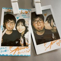 Mitsuo jatuh hati pada Yuki ketika menontonnya saat menyanyi di panggung. Pria tersebut seolah mewujudkan mimpinya jadi nyata saat Yuki menyambut baik pernyataan cintanya. Dia merupakan fans yang sukses berjodoh dengan idolanya. Foto: Dok. Twittter @_tomoe_0722