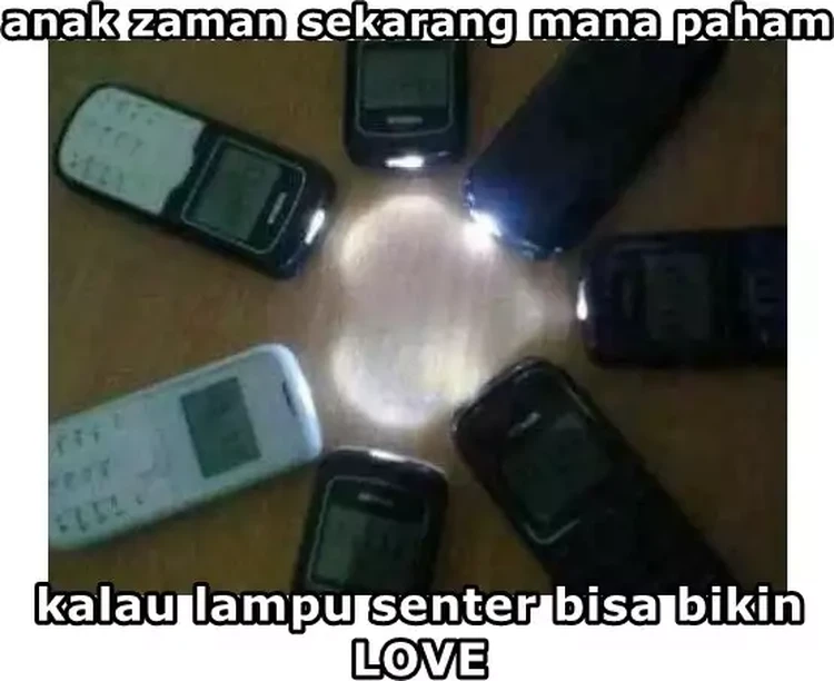 10 Meme HP Jadul, Anak Milenial Mana Paham HP jadul membawa sejumlah kenangan yang bikin senyum sendiri. Anak milenial nggak akan paham, deh!