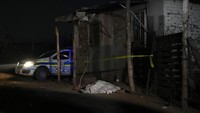 Tampak korban tewas akibat kebocoran gas telah ditutupi dengan kain. AP Photo/Themba Hadebe.