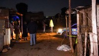 Juru bicara layanan darurat William Ntladi mengatakan, wanita dan anak-anak termasuk di antara yang tewas. Reuters/Siphiwe Sibeko.