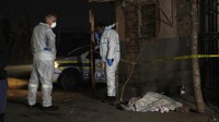 Saat ini polisi sudah berada di lokasi. Garis polisi juga telah dipasang. AP Photo/Themba Hadebe.