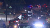 Tiga penembakan massal itu dilaporkan terjadi di wilayah Philadelphia, Baltimore dan Fort Worth menjelang libur nasional dalam rangka peringatan hari kemerdekaan AS yang jatuh pada 4 Juli. Sedikitnya 10 orang tewas akibat serangkaian penembakan mematikan itu, dengan 38 orang lainnya mengalami luka-luka. WFAA via AP Photo.