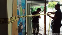Akibat tewasnya pekerja, polisi kini melakukan pengusutan. Terlihat penyidik memasang police line di lokasi kejadian (Foto: Tommy Saputra)