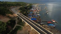 Foto udara beberapa kendaraan melintas di atas jembatan antara Kota Kendari dan Kecamatan Soropia di Kabupaten Konawe, Sulawesi Tenggara, Rabu (5/7/2023).