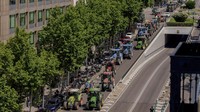Petani mengendarai traktor mereka di depan monumen Puerta de Alcala saat protes di Madrid, Spanyol, Rabu (5/7/2023).