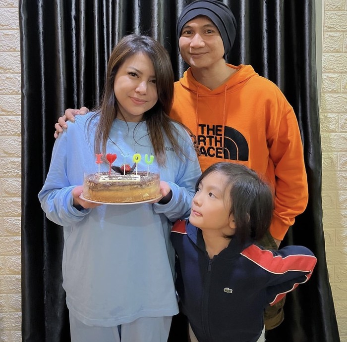 Anji Tak Bisa Tinggalkan Wina, Begini Keromantisan Mereka Saat Makan Anji Tak Bisa Tinggalkan Wina, Begini Keromantisan Mereka Saat Makan